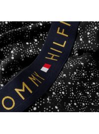 Ανδρικό Gift Pack Tommy Hilfiger - Μαύρο Boxer all over print - Μαύρες κάλτσεςΑνδρικό Gift Pack Tommy Hilfiger - Μαύρο Boxer all over print - Μαύρες κάλτσες
